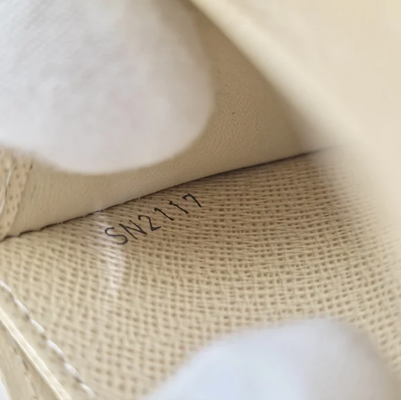 ✨️Authentic Louis Vuitton Zippy Small Damier Azur - Picture 5 of 13